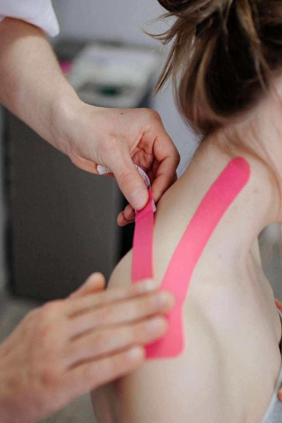 Onderzoek en massage van de schouder
